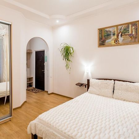 Apartment On Khmelnytskogo Street Lviv Luaran gambar