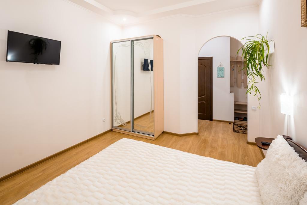 Apartment On Khmelnytskogo Street Lviv Luaran gambar
